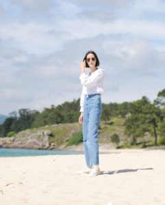 Camisa blanca y jeans